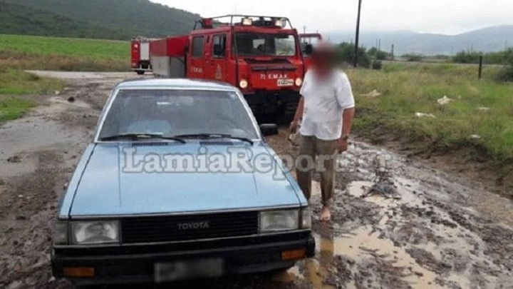 Πυροσβέστες έσωσαν ηλικιωμένο ζευγάρι μέσα από χείμαρρο σε χωριό της Λαμίας (εικόνες)